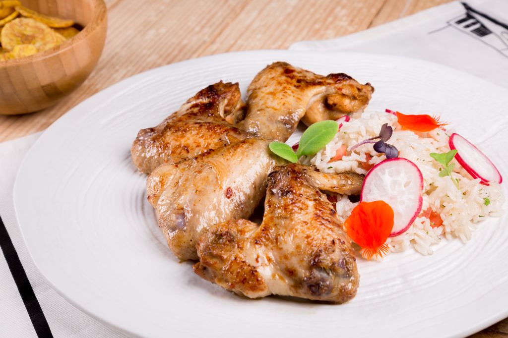 Alitas de pollo con arroz 3 1 1 Asinhas de Frango no estilo Jerk